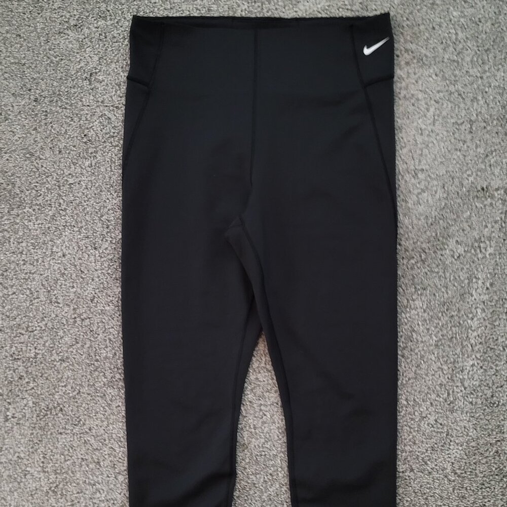 Ladies Black Nike Capri Leggings Yoga Large- Runs Small 28" Waist